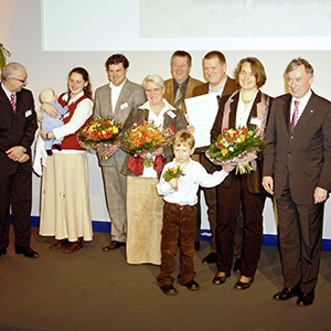 Die Bauckhöfe werden gemeinschaftlich mit dem „Pro-Tier-Förderpreis für artgerechte Nutztierhaltung“, überreicht von Bundespräsident Horst Köhler, ausgezeichnet