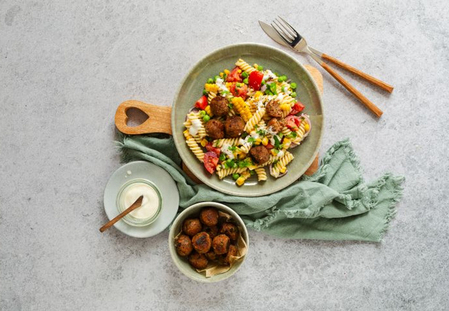 Nudelsalat mit Köttbullar