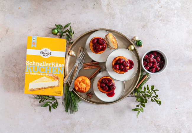 Weihnachtliche Mini Käsekuchen mit Punschkirschen