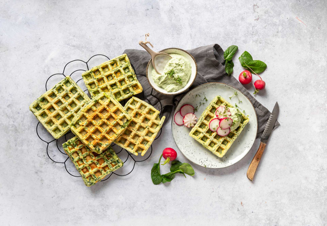 Spinat Waffeln mit Cashew-Kräutercreme