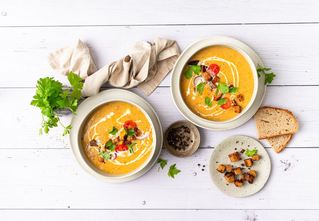 Würzige Brotsuppe mit Gemüse